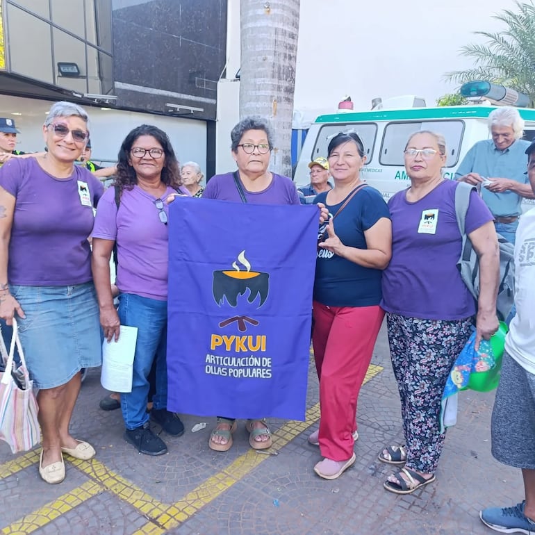 Integrantes de la Articulación de Ollas Populares, movilizadas frente al Ministerio de Desarrollo Social