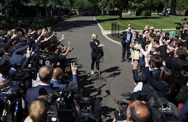 La secretaria de prensa de la Casa Blanca, Karoline Leavitt habla con los medios de comunicación, en Washington DC.