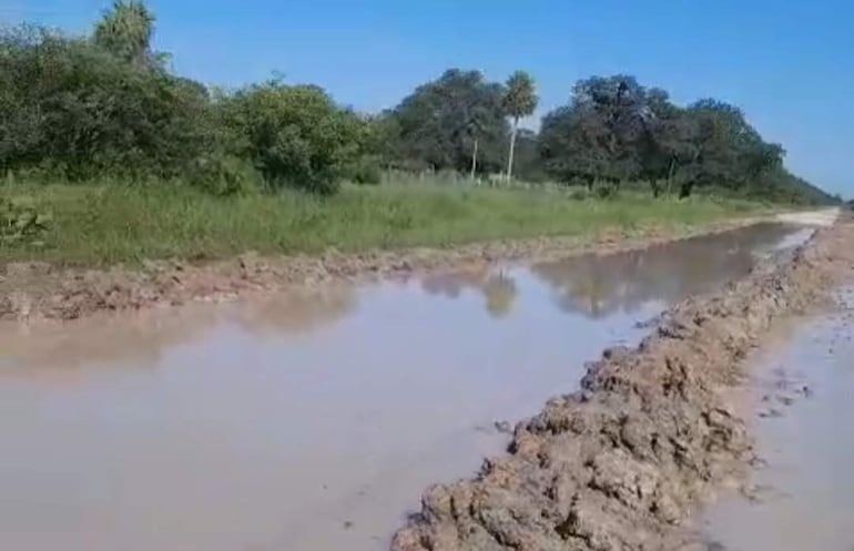 Barro y agua en varios tramos del camino que llega a Fuerte Olimpo.