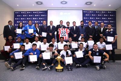 El titular de la APF, Robert Harrison y directivos, homenajearon al monarca del fútbol playa.