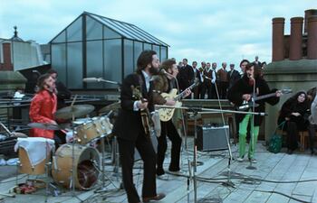 Ringo Starr, Paul McCartney, John Lennon, y George Harrison, integrantes de The Beatles, durante el famoso concierto en la azotea que forma parte de "Let it Be".