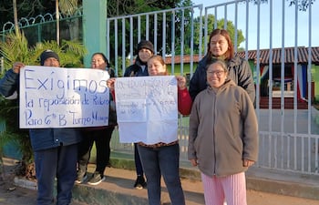 Padres de la Escuela Paz del Chaco exigen la reposición de rubros docentes.