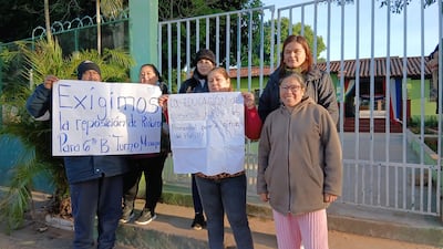 Padres de la Escuela Paz del Chaco exigen la reposición de rubros docentes.