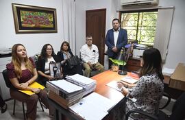 Esta mañana, opositores presentaron una denuncia contra policías que concretaron una represión durante un acto simbólico frente al Palacio de Justicia.