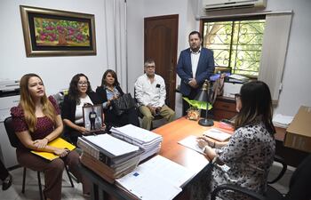 Esta mañana, opositores presentaron una denuncia contra policías que concretaron una represión durante un acto simbólico frente al Palacio de Justicia.