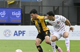 Matías López de Guaraní maniobra el balón ante la marca de Blas Riveros esta tarde en el Defensores del Chaco.