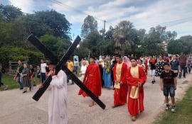 Celebracion del via crucis por las calles de Fuerte Olimpo, en la tarde del viernes.