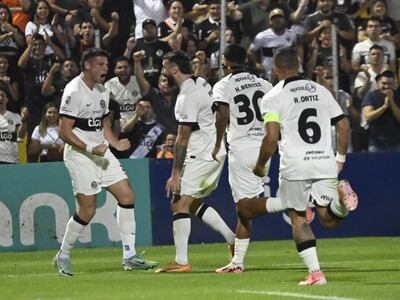 Manuel Capasso (i), futbolista de Olimpia, celebra un gol en el partido frente a Sol de américa por la cuarta fecha del torneo Clausura 2024 del fútbol paraguayo en el estadio Rogelio Silvino Livieres, en Asunción.