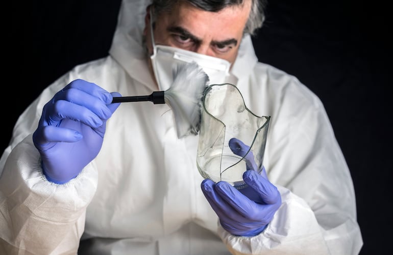 ¿Cómo puede una huella, una fibra, una mancha o una partícula microscópica convertirse en una prueba para reconstruir un delito?