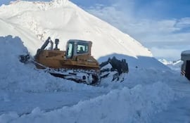 Más de 1.500 camiones permanecen varados en la frontera entre Chile y Argentina por causa de las intensas nevadas