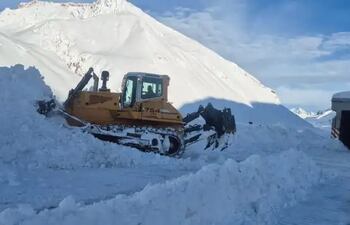 Más de 1.500 camiones permanecen varados en la frontera entre Chile y Argentina por causa de las intensas nevadas