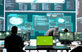 Mediante el aprendizaje automático, un subcampo de la IA, los sistemas de defensa se pueden mejorar continuamente. Foto: DC Studio-Freepik /EFE.