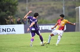 Disputa en la dividida entre el capitán del Deportivo Santaní, Brahian Martínez y el lateral de Tacuary Lucas Cáceres, en el aburrido empate sin goles registrado en el estadio Unión Agrícola.