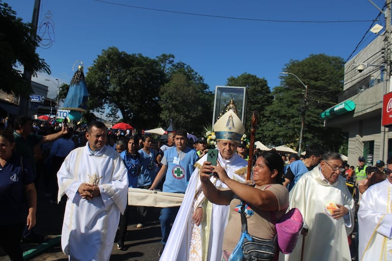 Los feligreses recibieron a Monseñor con gran afecto.
