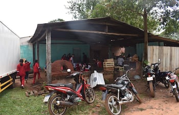 En este precario lugar de la escuela y colegio Don Carlos Antonio López de Choré funciona el programa Hambre Cero por la falta de infraestructura