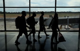 Personas en zona de embarque de un aeropuerto. Foto ilustrativa.