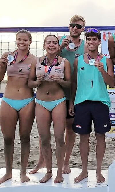 Denisse Álvarez, Fiorella Núñez, Giuliano Massare y Gonzalo Melgarejo exhiben sus medallas de plata, como finalistas en el Circuito disputado en Lima.