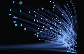 Fibra óptica con flujo de información digital, imagen ilustrativa.