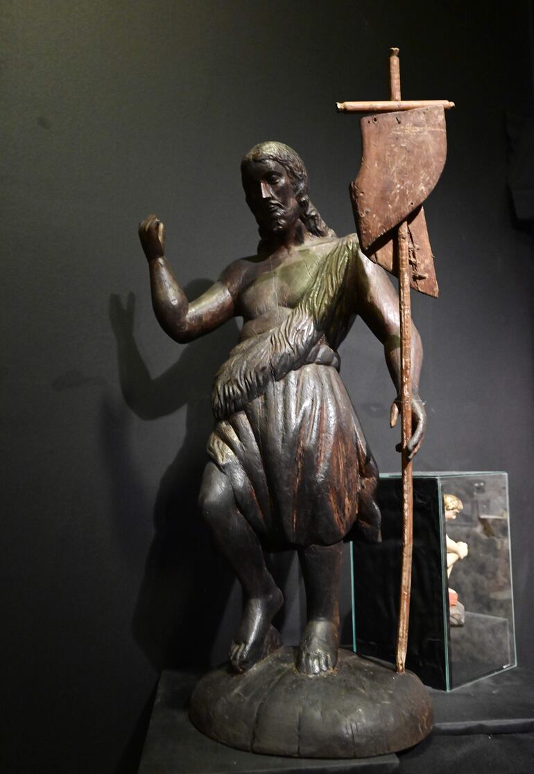 San Juan Bautista. Escultura del barroco hispano-guaraní - siglo XVIII. La influencia del naturalismo idealizado de la estatua griega llegó a nuestro barroco nativo en forma de ecos clásicos inspirados en los grabados flamencos, dice Luis Lataza, curador de la muestra.