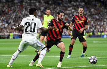 Josep Guardiola quiere retener a Bernardo Silva (d) en el Manchester City