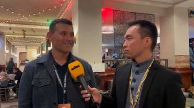 El periodista de ABC Cardinal, Daniel Chung en plena entrevista con el Director Deportivo de la selección paraguaya de fútbol, Justo Villar.