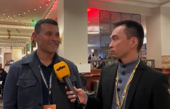 El periodista de ABC Cardinal, Daniel Chung en plena entrevista con el Director Deportivo de la selección paraguaya de fútbol, Justo Villar.