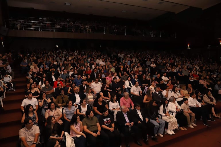 El auditorio del Centro Cultural Mangoré estuvo con auditorio lleno.