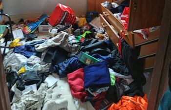 Los malvivientes dejaron la casa de Luis Calderón en total desorden tras consumar el atraco.