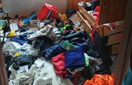 Los malvivientes dejaron la casa de Luis Calderón en total desorden tras consumar el atraco.