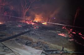 El hombre murió durante el voraz incendio de la vivienda de madera.