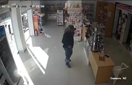 Momento en que el delincuente entra a la farmacia con un arma de fuego.