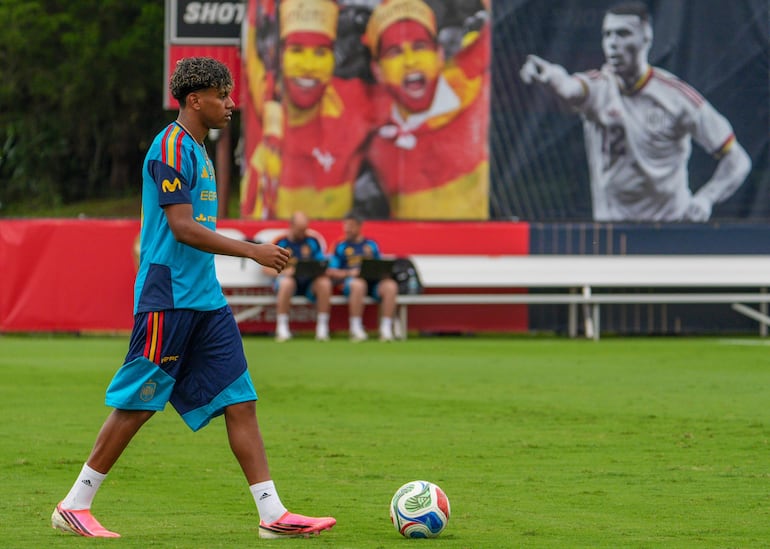 Lamine Yamal de España participa en un entrenamiento este sábado, en Chattanooga (EE.UU.).