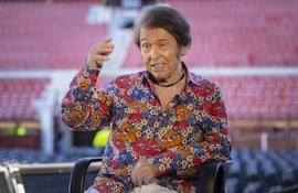 El cantante Raphael posa en el escenario de la plaza de Toros de Murcia con motivo de la entrevista que ha concedido a EFE.