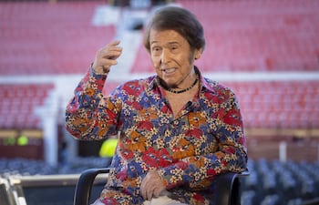 El cantante Raphael posa en el escenario de la plaza de Toros de Murcia con motivo de la entrevista que ha concedido a EFE.