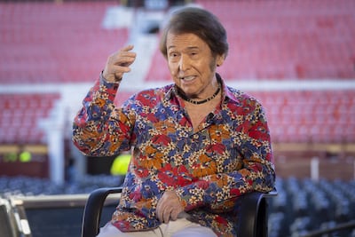 El cantante Raphael posa en el escenario de la plaza de Toros de Murcia con motivo de la entrevista que ha concedido a EFE.
