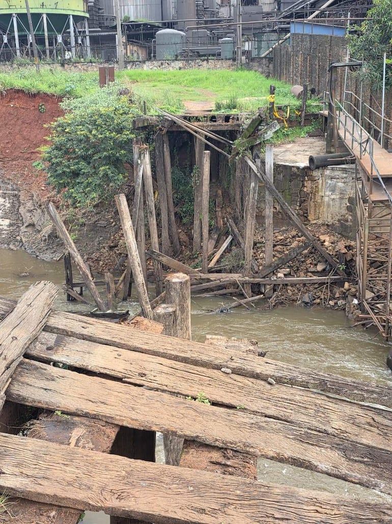 Puente casi se cobra una nueva víctima tras colapsar en Guairá.