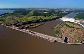 Represa hidroeléctrica paraguayo-brasileña Itaipú y la cabecera del embalse.