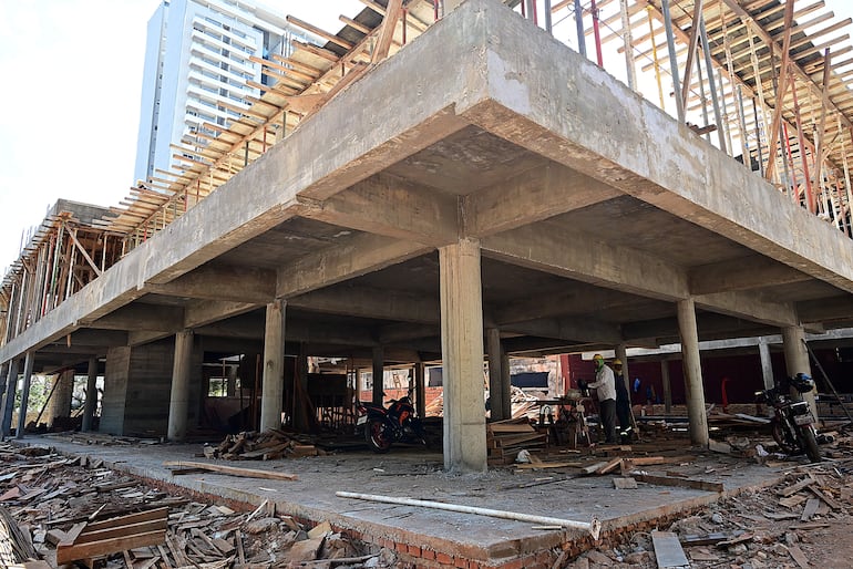 Por la obra que no termina hace ya un año, estudiantes tendrán clases virtuales hasta abril.