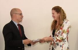 Héctor Castro, nuevo director del Hospital Acosta Ñu junto a la ministra María Teresa Barán.