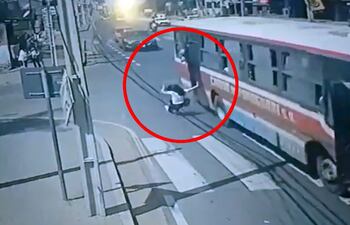 Liz Vera cae del ómnibus, que no detuvo la marcha.