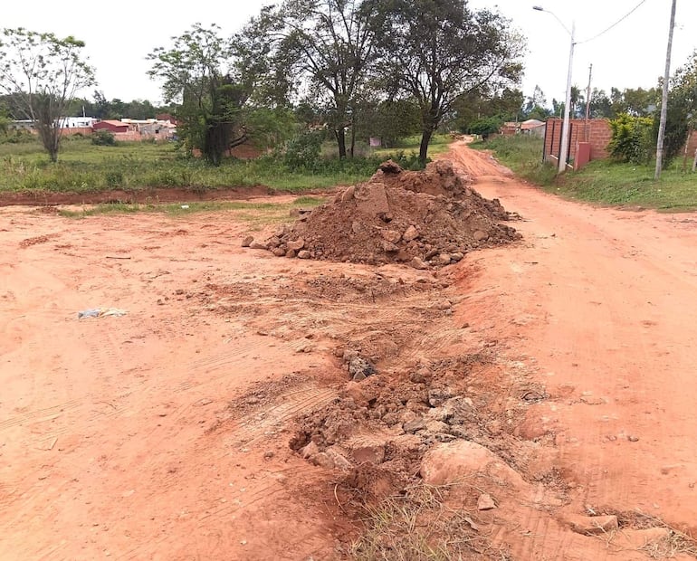 La arena acumulada en el camino necesita ser distribuida para facilitar el paso de los vehículos en Carapeguá.