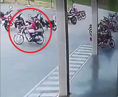 Captura de circuito cerrado del momento en que una moto es hurtada de un supermercado de Capiatá.
