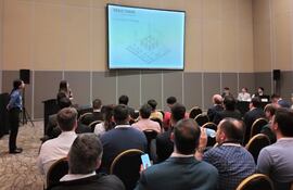 Cynthia Santacruz y Paloma Ocariz, durante su presentación en el XV Seminario del Sector Eléctrico Paraguayo.