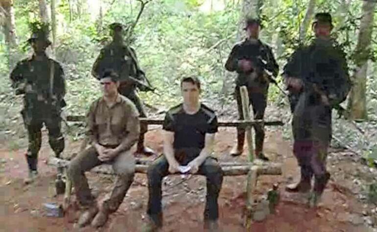 Edelio Morínigo (izq.) y Arlan Fick aparecen escoltados en el vídeo de la prueba de vida que hizo entregar el EPP.