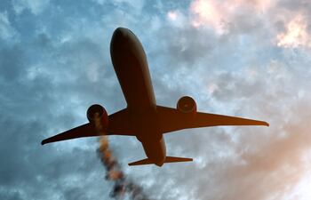 Avión volador con motor aerodinámico explosivo justo antes del choque aéreo. Ilustración 3D.