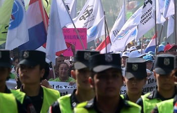 Manifestación docente en contra de la propuesta del Ejecutivo para reformar la Caja Fiscal.