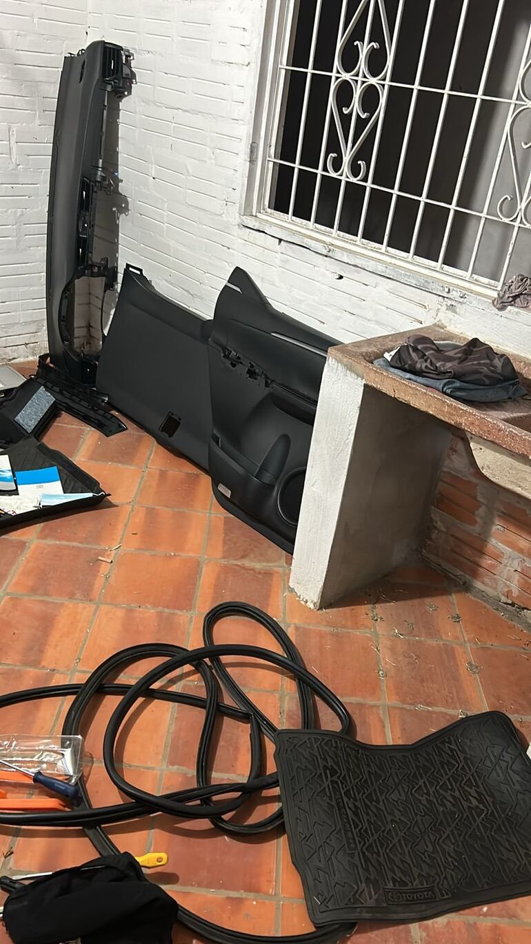 Cuando la Policía ingresó a la vivienda, los delincuentes ya no estaban, pero habían empezado a desarmar la camioneta robada.