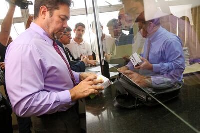 Óscar Tuma, retirando la copia de mensajes de Lalo Gomes.