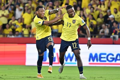 Alan Minda (17) y Gonzalo Plata, en la celebración de un gol con la selección ecuatoriana. El delantero proseguirá su carrera en el Atlético Mineiro.