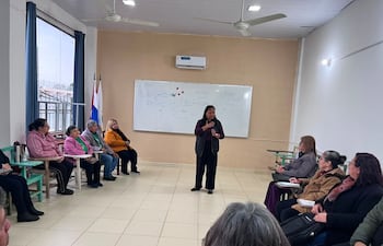 La presidenta del Consejo de adultos de Asunción Griselda Riveros, brindó una charla de capacitación a los integrantes del nuevo Consejo de Adultos Mayores de Ñeembucu